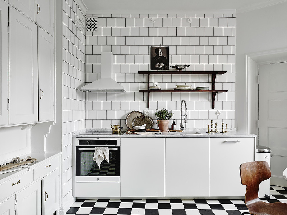 Geschlossene, Einzeilige Nordische Küche ohne Insel mit Waschbecken, flächenbündigen Schrankfronten, weißen Schränken, Marmor-Arbeitsplatte, Küchenrückwand in Weiß und Keramikboden in Göteborg