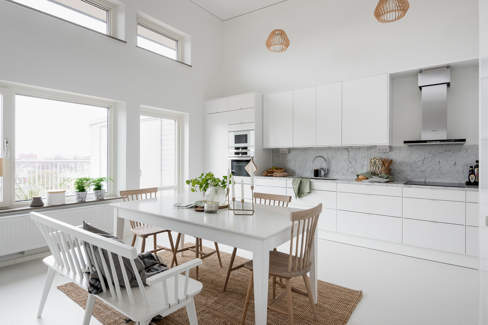 Idéer för ett stort nordiskt linjärt kök och matrum, med släta luckor, vita skåp, marmorbänkskiva, grått stänkskydd, stänkskydd i marmor, vita vitvaror, målat trägolv och vitt golv