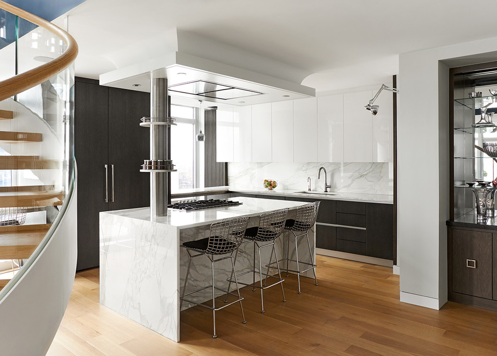 Idéer för ett stort modernt l-kök, med en undermonterad diskho, släta luckor, marmorbänkskiva, vitt stänkskydd, stänkskydd i marmor, integrerade vitvaror, ljust trägolv, en köksö och vita skåp