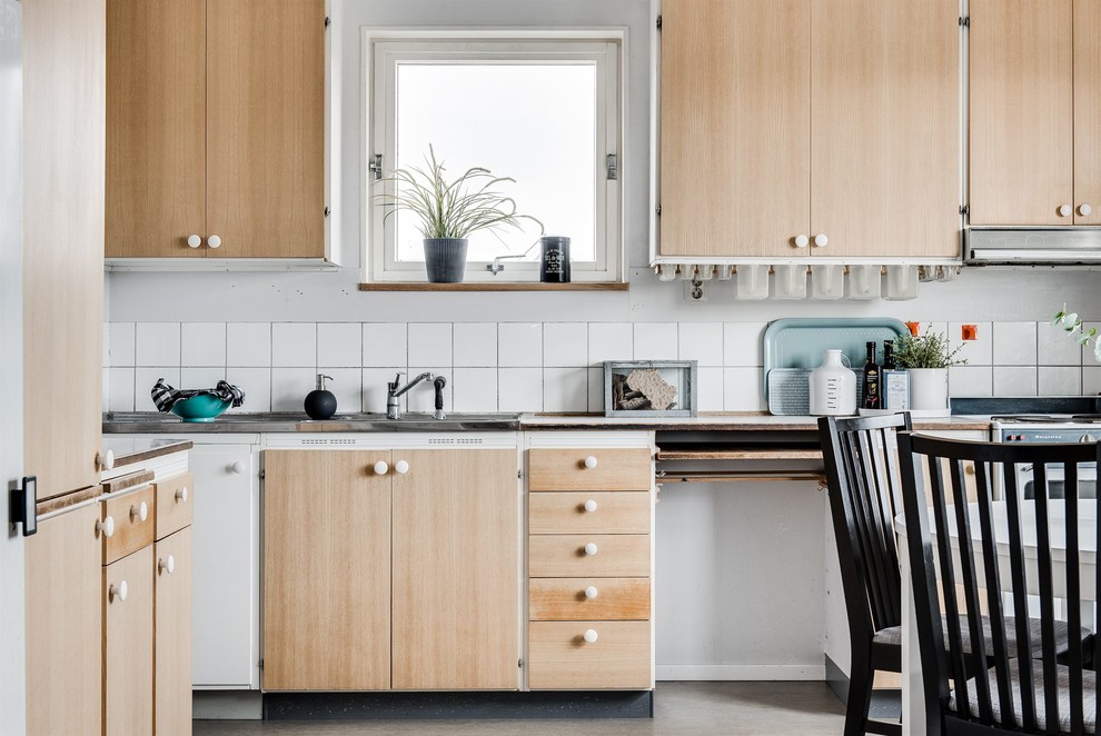 Imagen de cocina comedor nórdica de tamaño medio sin isla con armarios con paneles lisos y puertas de armario de madera clara