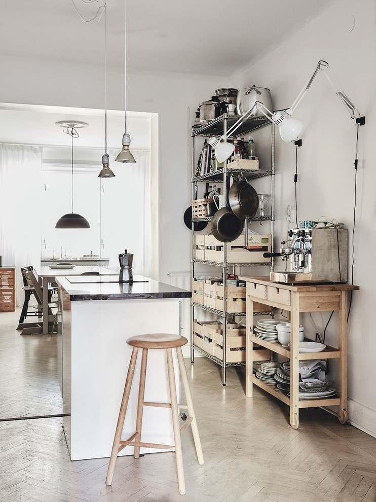 Idee per una piccola cucina scandinava con nessun'anta, ante in legno chiaro, parquet chiaro e pavimento beige