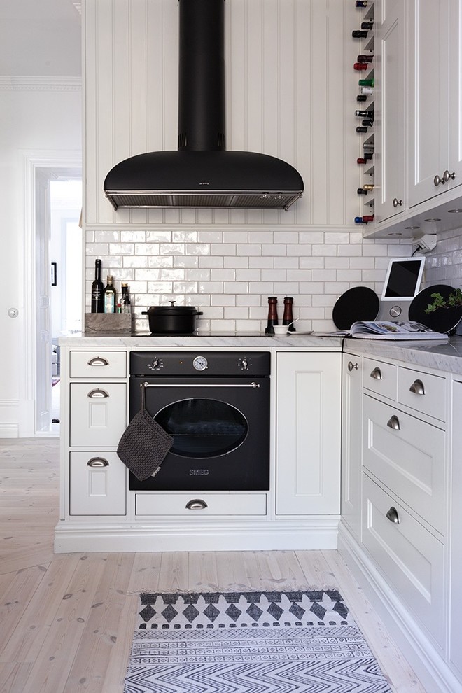 Идея дизайна: кухня со стиральной машиной в классическом стиле