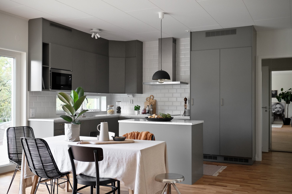 Esempio di una cucina scandinava di medie dimensioni con ante lisce e ante grigie