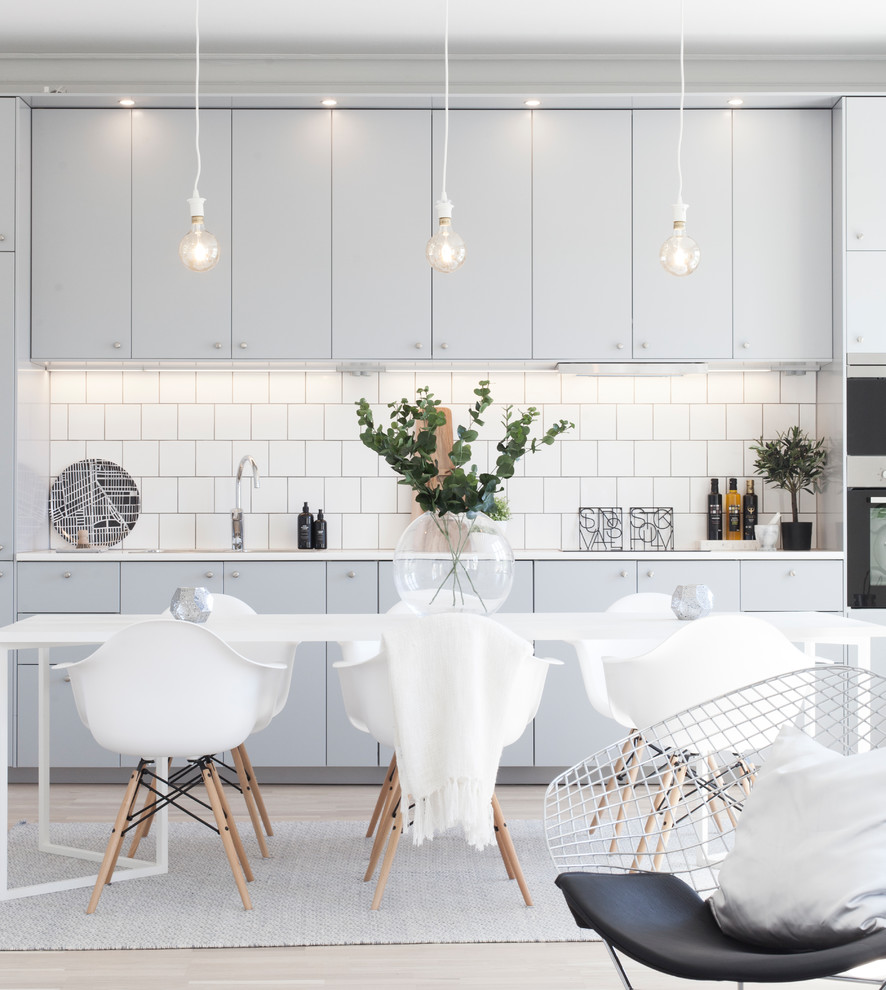 На фото: кухня-гостиная среднего размера в скандинавском стиле с светлым паркетным полом, бежевым полом и красивой плиткой с