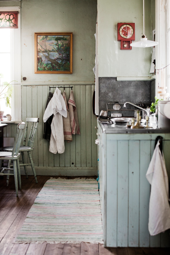 Inspiration for a farmhouse kitchen remodel in Gothenburg