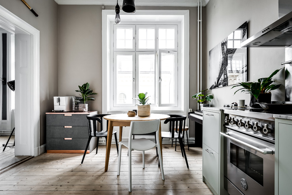 Свежая идея для дизайна: кухня в скандинавском стиле без острова - отличное фото интерьера