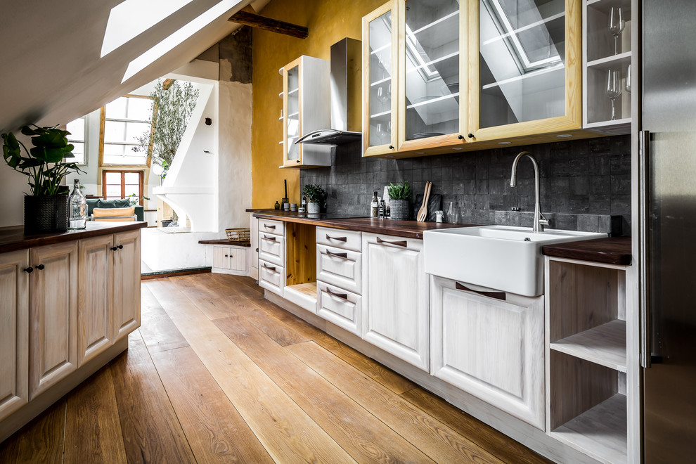Foto på ett mellanstort minimalistiskt kök, med luckor med glaspanel och skåp i ljust trä