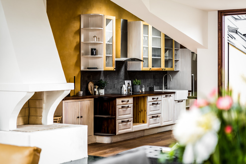 Пример оригинального дизайна: маленькая кухня в скандинавском стиле с стеклянными фасадами без острова для на участке и в саду