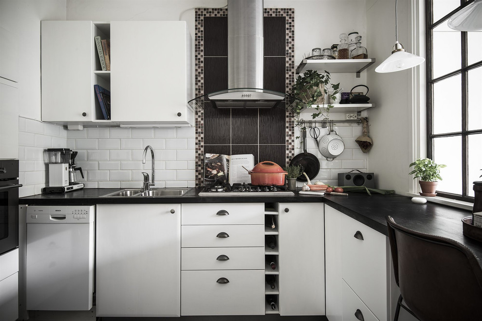 Exempel på ett industriellt kök, med träbänkskiva och grått golv