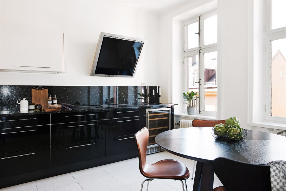 Foto på ett mellanstort skandinaviskt linjärt kök och matrum, med släta luckor, svarta skåp, granitbänkskiva och klinkergolv i keramik