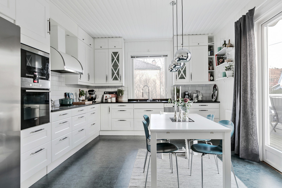 Foto på ett minimalistiskt kök, med luckor med infälld panel, vita skåp, bänkskiva i onyx, vitt stänkskydd, linoleumgolv, grått golv, en undermonterad diskho, stänkskydd i tunnelbanekakel och rostfria vitvaror