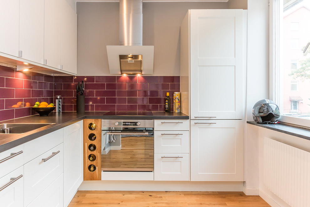 Источник вдохновения для домашнего уюта: кухня среднего размера в стиле неоклассика (современная классика) с фасадами с утопленной филенкой