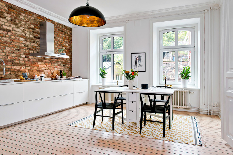 Immagine di una grande cucina lineare scandinava con ante lisce, ante bianche, top in marmo, pavimento in legno massello medio e nessuna isola