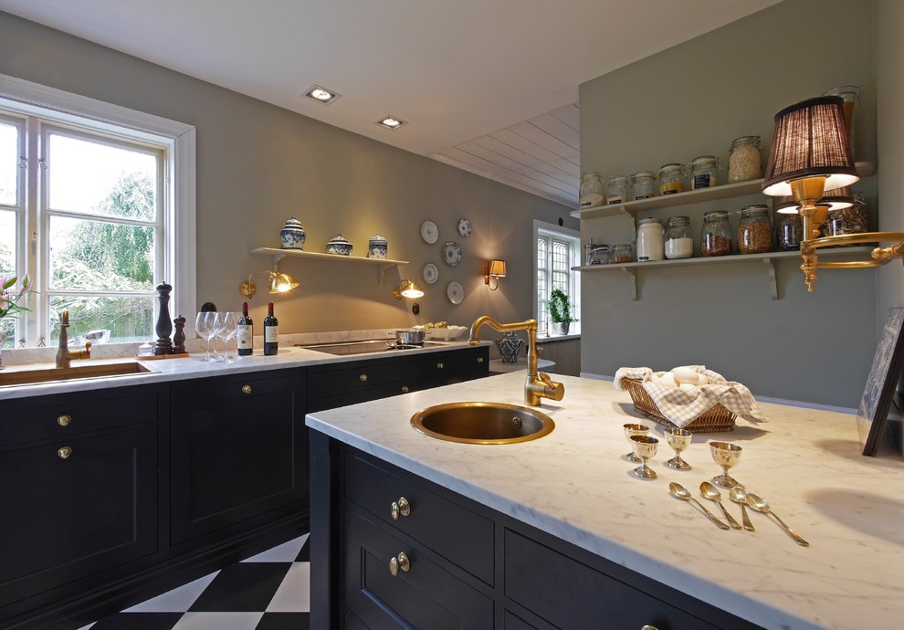 Bild på ett vintage linjärt kök, med en nedsänkt diskho, luckor med infälld panel, svarta skåp, marmorbänkskiva, en köksö och klinkergolv i keramik