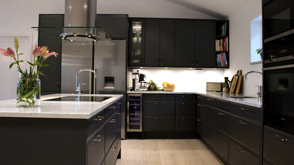 Idéer för ett mellanstort skandinaviskt vit kök, med en enkel diskho, släta luckor, svarta skåp, bänkskiva i kvarts, vitt stänkskydd, svarta vitvaror, laminatgolv och en köksö