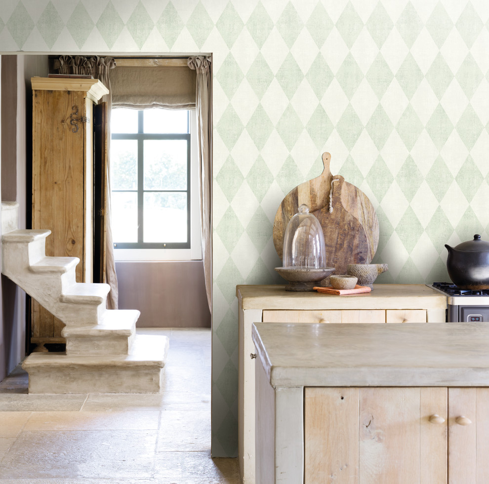 Aménagement d'une cuisine scandinave en bois clair avec un plan de travail en bois et un électroménager en acier inoxydable.