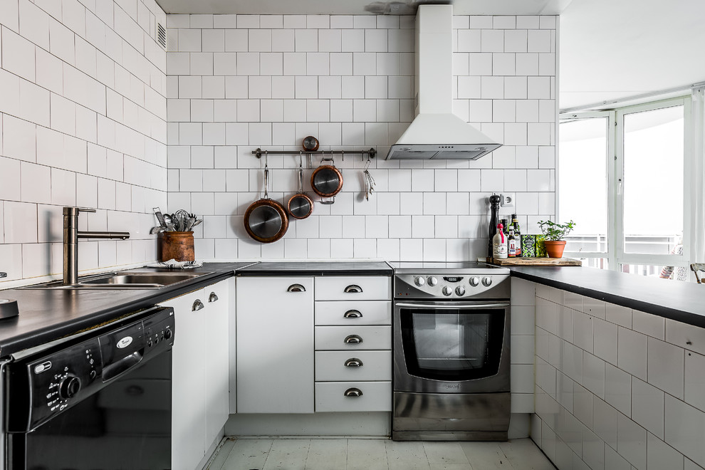 Skandinavische Küche mit flächenbündigen Schrankfronten, türkisfarbenen Schränken, Küchenrückwand in Weiß, Rückwand aus Metrofliesen, Küchengeräten aus Edelstahl und weißem Boden in Stockholm