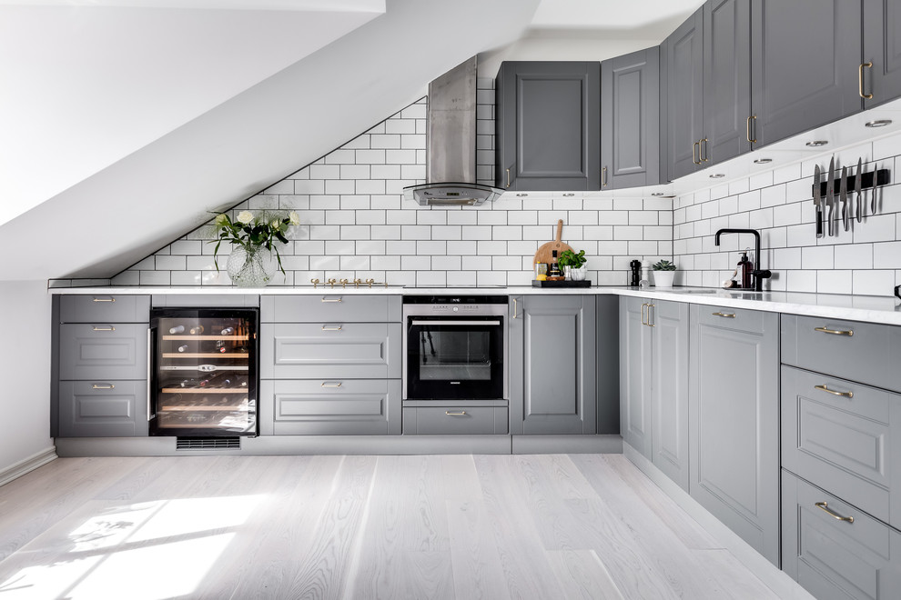 Idéer för mellanstora skandinaviska l-kök, med grå skåp, grått golv och luckor med upphöjd panel