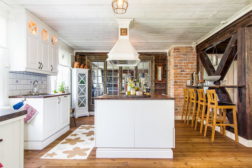 Idéer för stora minimalistiska linjära kök, med luckor med upphöjd panel, vita skåp, träbänkskiva, flerfärgad stänkskydd, mellanmörkt trägolv och en köksö