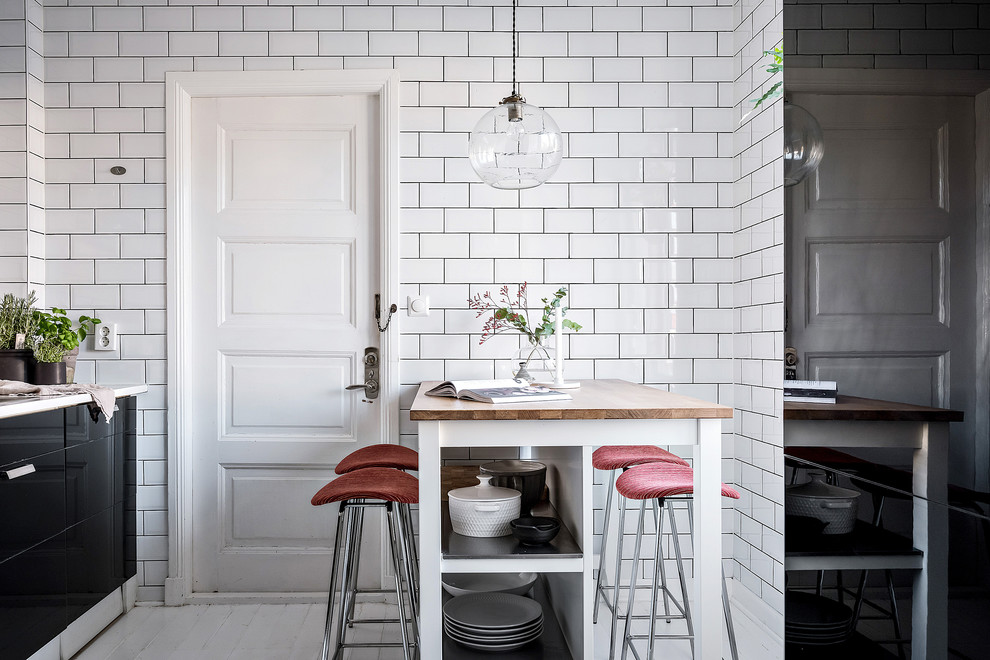 Стильный дизайн: маленькая кухня в скандинавском стиле с обеденным столом, деревянным полом и белым полом для на участке и в саду - последний тренд