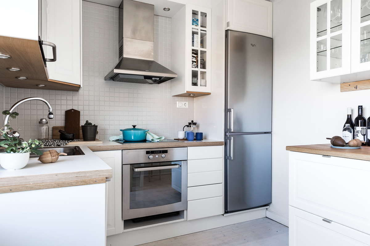 Inspiration för mellanstora minimalistiska kök, med luckor med profilerade fronter och vita skåp