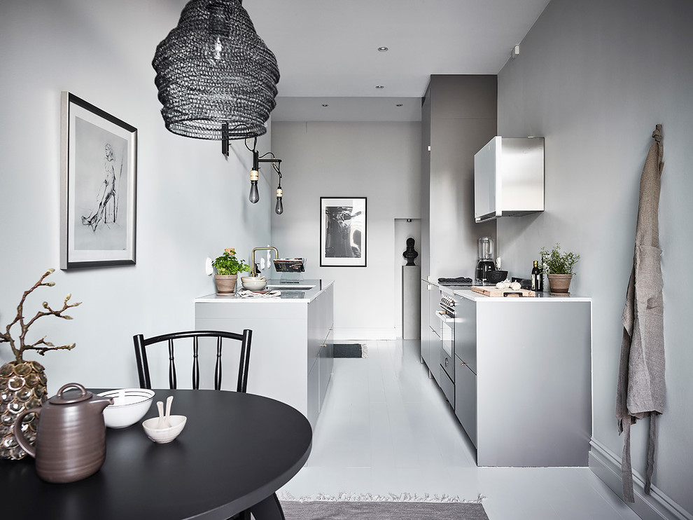 Idéer för ett mellanstort skandinaviskt kök, med släta luckor, grå skåp, målat trägolv och en undermonterad diskho