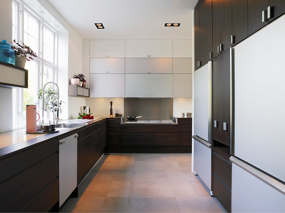 Moderne Küche ohne Insel in L-Form mit Waschbecken, flächenbündigen Schrankfronten, dunklen Holzschränken, Küchenrückwand in Metallic und beigem Boden in Stockholm