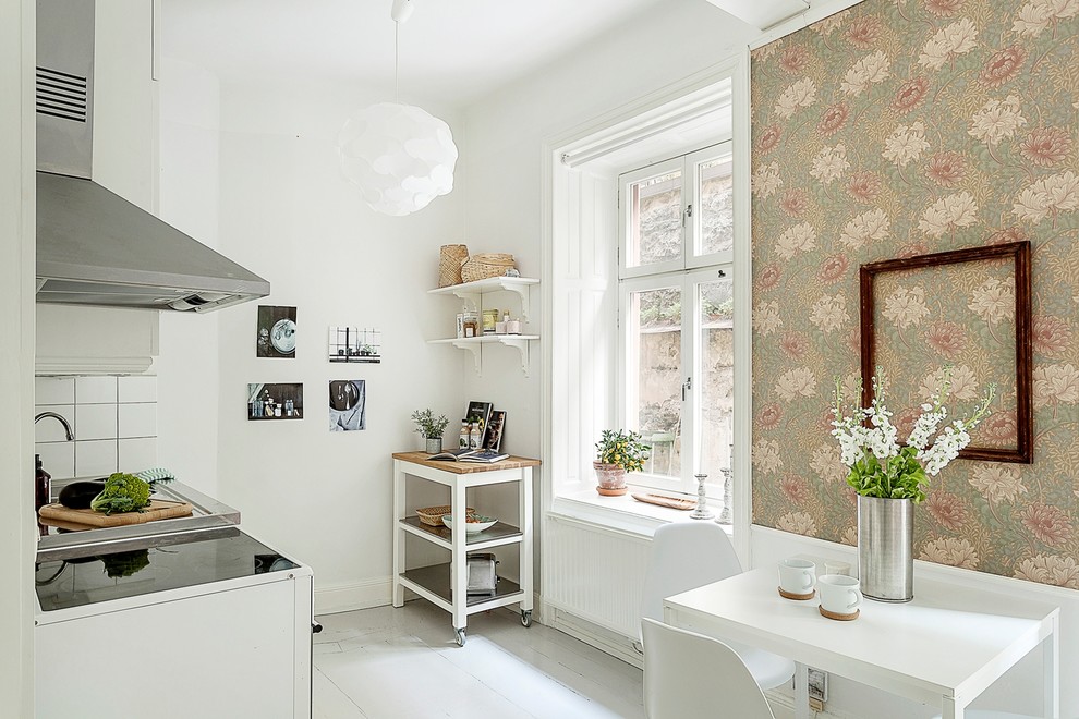 Einzeilige, Mittelgroße Landhausstil Wohnküche mit gebeiztem Holzboden, Kücheninsel, offenen Schränken, weißen Schränken, Arbeitsplatte aus Holz und Tapete in Stockholm