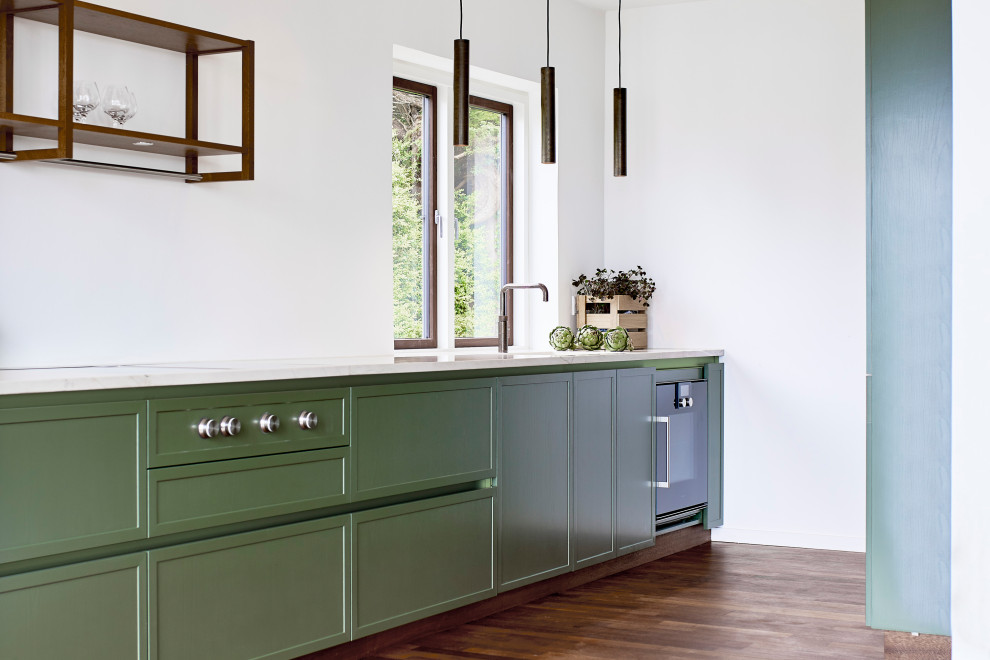 Immagine di una cucina tradizionale di medie dimensioni con ante verdi, top in marmo, pavimento marrone e top bianco