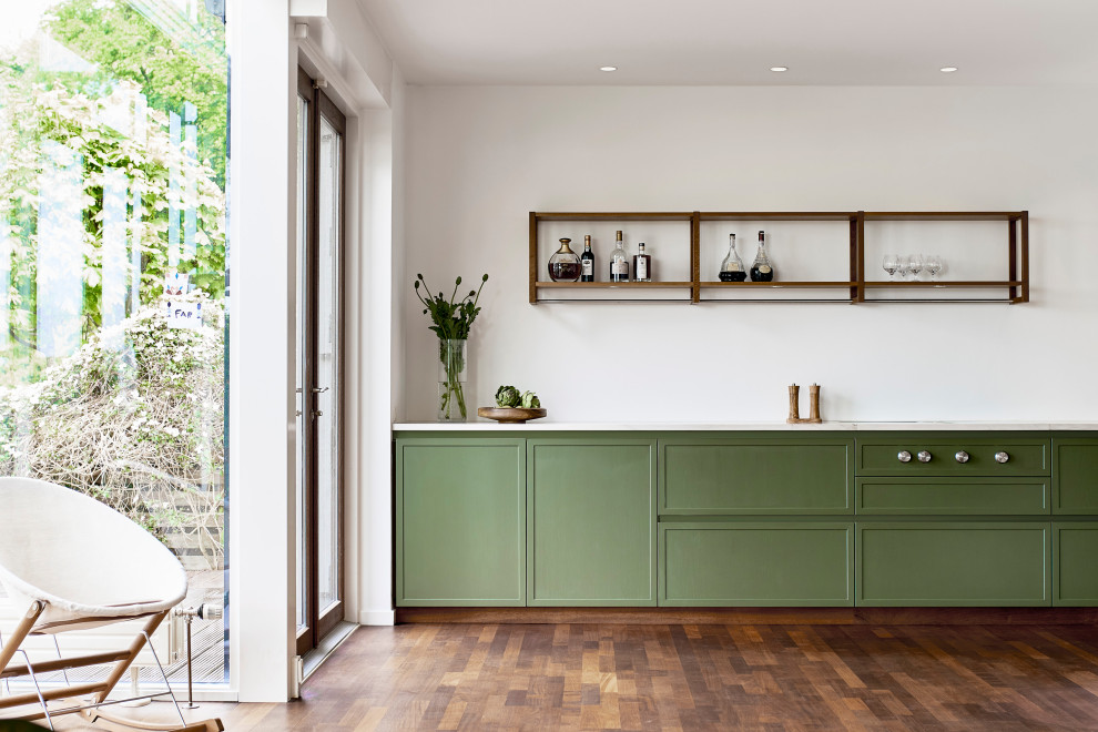 Idéer för ett mellanstort klassiskt vit kök, med gröna skåp, marmorbänkskiva, en köksö och brunt golv