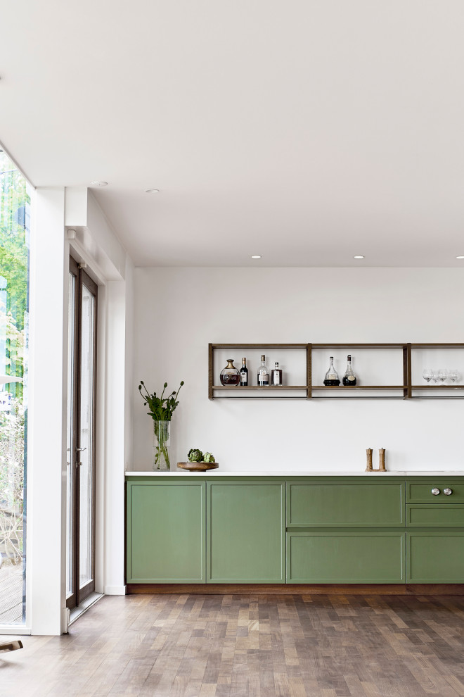 Offene, Zweizeilige, Mittelgroße Moderne Küche mit grünen Schränken, Marmor-Arbeitsplatte, Kücheninsel, braunem Boden und weißer Arbeitsplatte in Kopenhagen