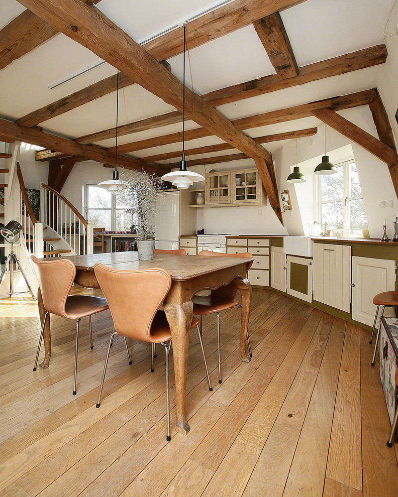 Idée de décoration pour une grande cuisine américaine linéaire nordique avec un placard à porte shaker, des portes de placard blanches, un plan de travail en bois, parquet clair, aucun îlot et un électroménager blanc.