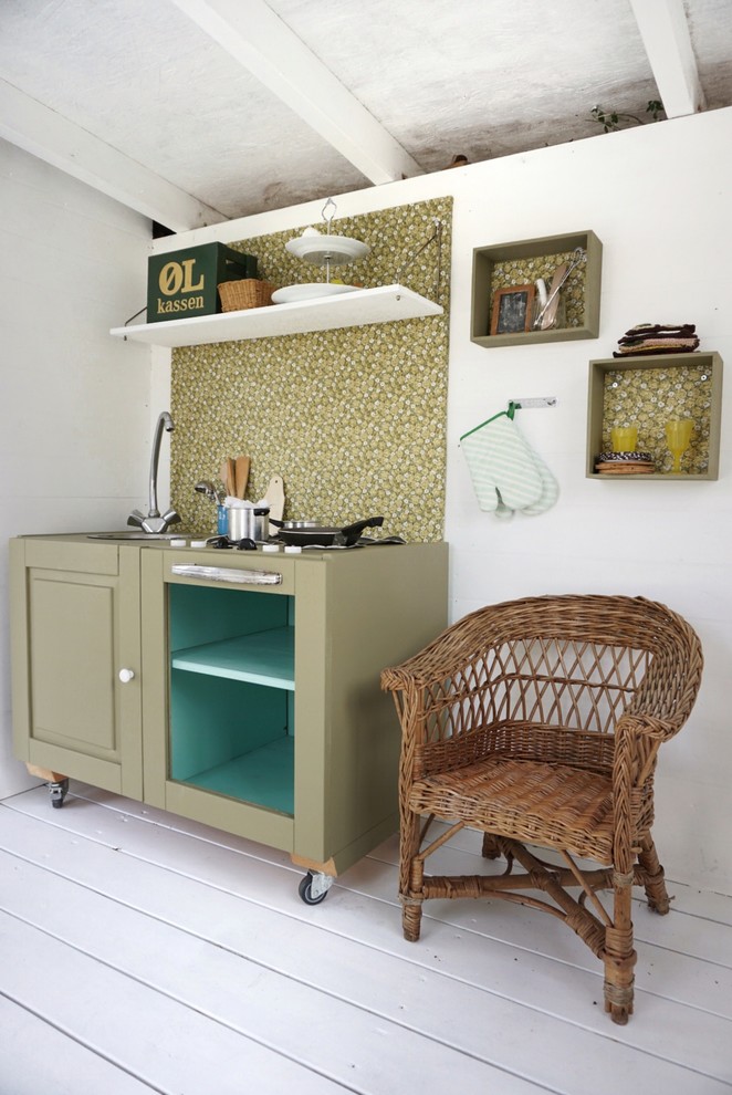 Ejemplo de cocina lineal campestre pequeña sin isla con puertas de armario verdes y salpicadero gris
