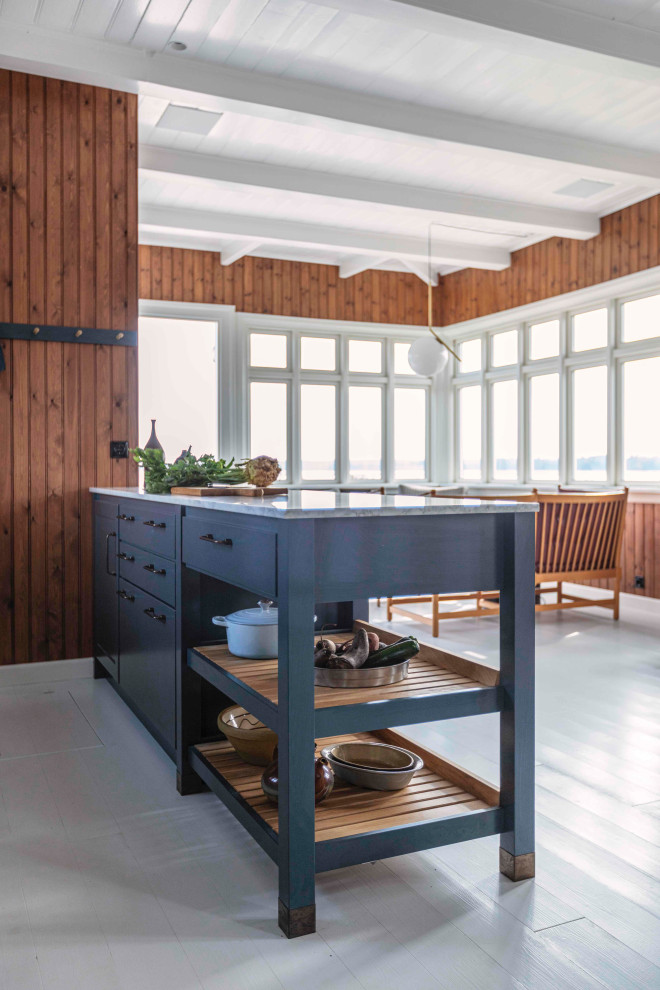 Idéer för att renovera ett stort medelhavsstil vit linjärt vitt kök med öppen planlösning, med blå skåp, marmorbänkskiva och en köksö