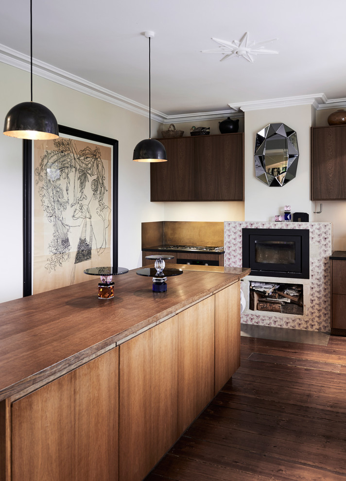 Свежая идея для дизайна: кухня-гостиная среднего размера в стиле рустика с фасадами цвета дерева среднего тона, фартуком цвета металлик, темным паркетным полом, деревянной столешницей и коричневым полом - отличное фото интерьера
