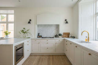 Ekeby Sand køkken med marmor bordplade - Traditional - Kitchen - Aarhus -  by Kvänum Køkken | Houzz