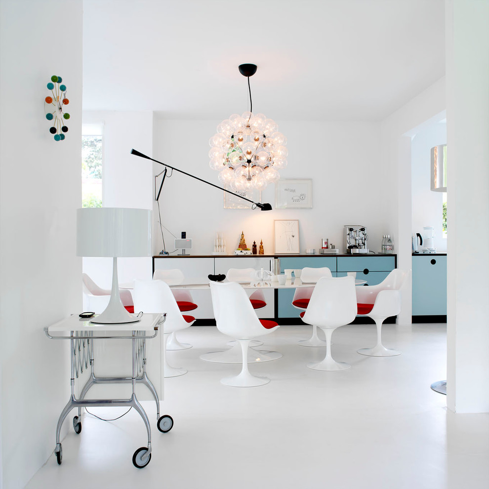 Ispirazione per una cucina contemporanea di medie dimensioni con ante lisce, ante blu e pavimento bianco