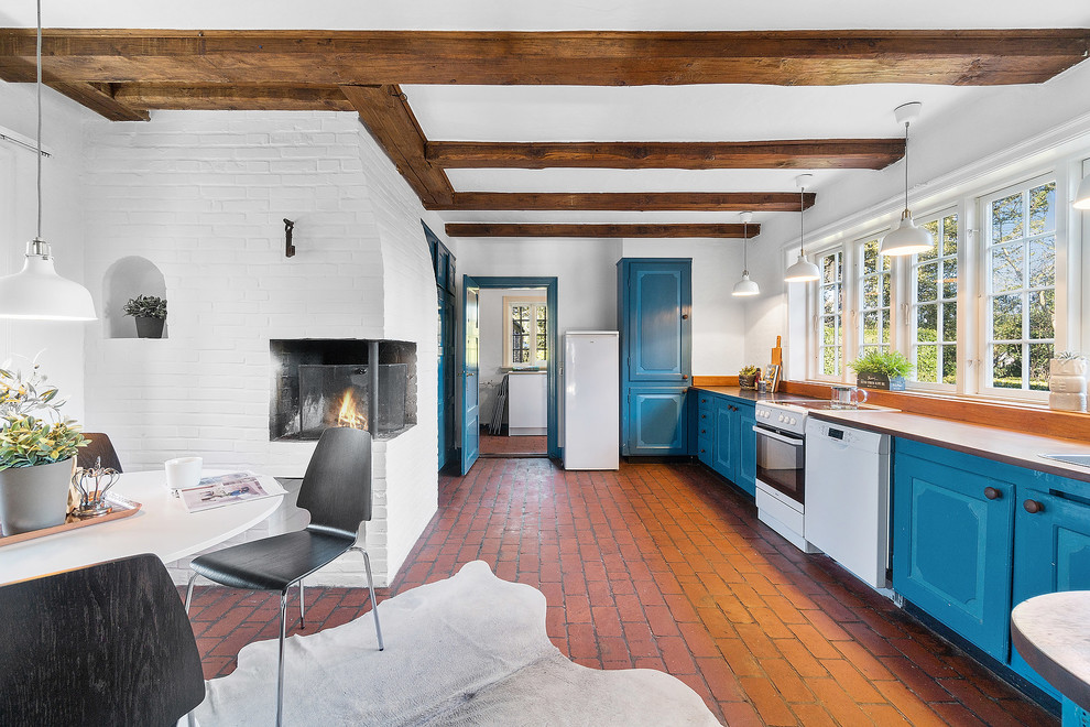Свежая идея для дизайна: большая прямая кухня в стиле кантри с фасадами с утопленной филенкой и синими фасадами - отличное фото интерьера