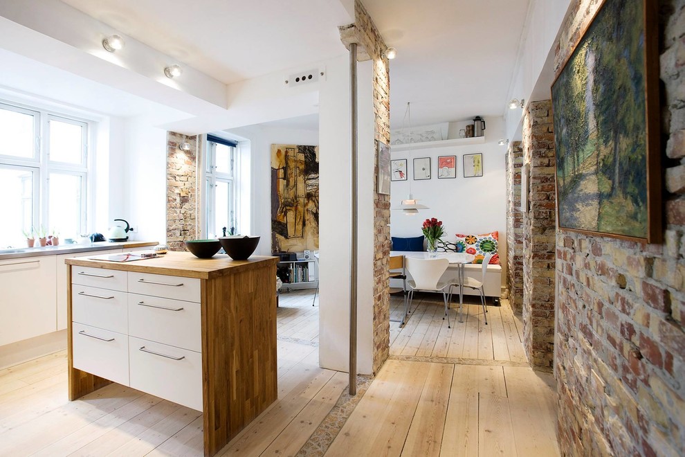 Skandinavische Küche mit hellem Holzboden in Kopenhagen