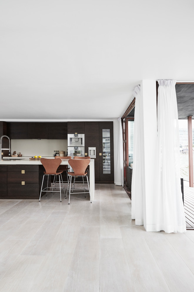 Inspiration för stora minimalistiska kök, med laminatgolv och grått golv