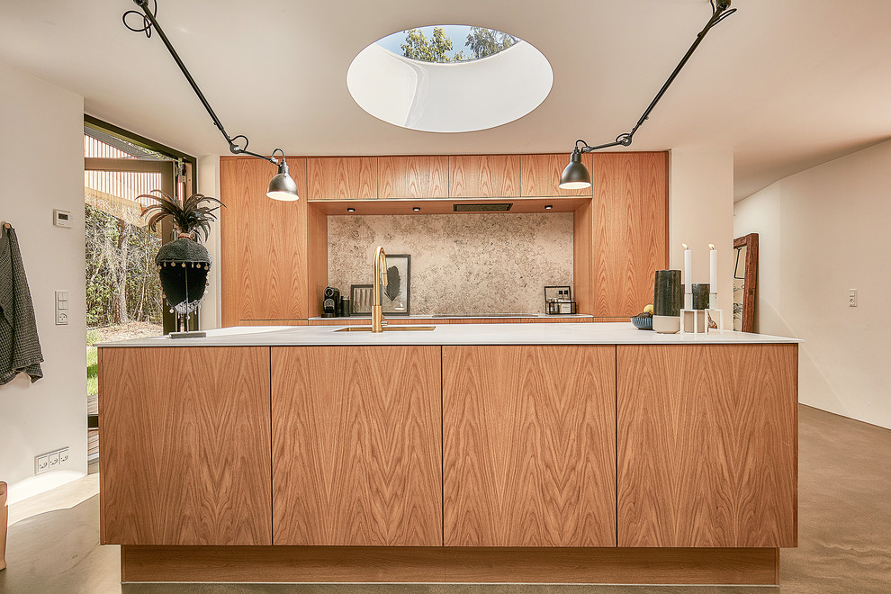 Immagine di una cucina contemporanea di medie dimensioni con ante lisce, ante in legno scuro, paraspruzzi grigio, pavimento in cemento, lavello a tripla vasca, pavimento beige, top bianco e paraspruzzi in lastra di pietra