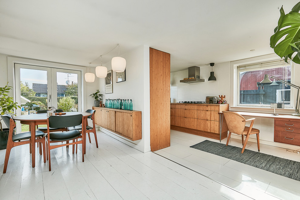 コペンハーゲンにある中くらいなミッドセンチュリースタイルのおしゃれなII型キッチン (塗装フローリング、白い床、フラットパネル扉のキャビネット、中間色木目調キャビネット、木材カウンター、白いキッチンパネル、アイランドなし) の写真