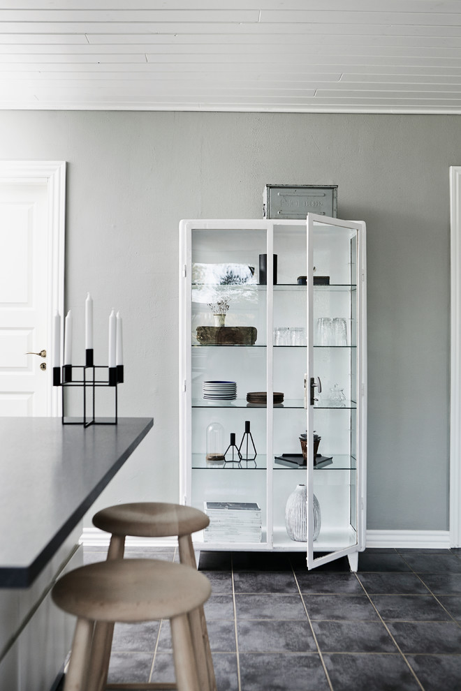 Foto på ett skandinaviskt kök, med grått golv