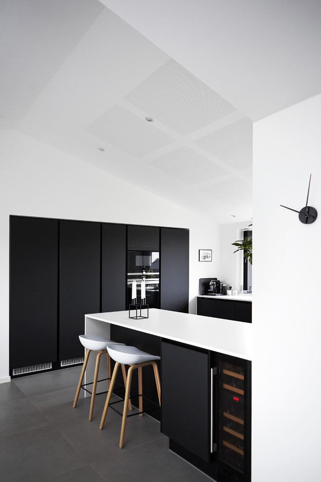 Источник вдохновения для домашнего уюта: п-образная кухня-гостиная среднего размера в стиле модернизм с плоскими фасадами, столешницей из ламината, полом из керамической плитки, полуостровом и черно-белыми фасадами