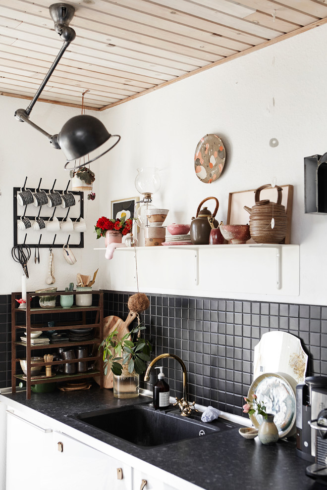Источник вдохновения для домашнего уюта: кухня в стиле фьюжн с врезной мойкой, плоскими фасадами, черным фартуком, фартуком из плитки мозаики и черно-белыми фасадами