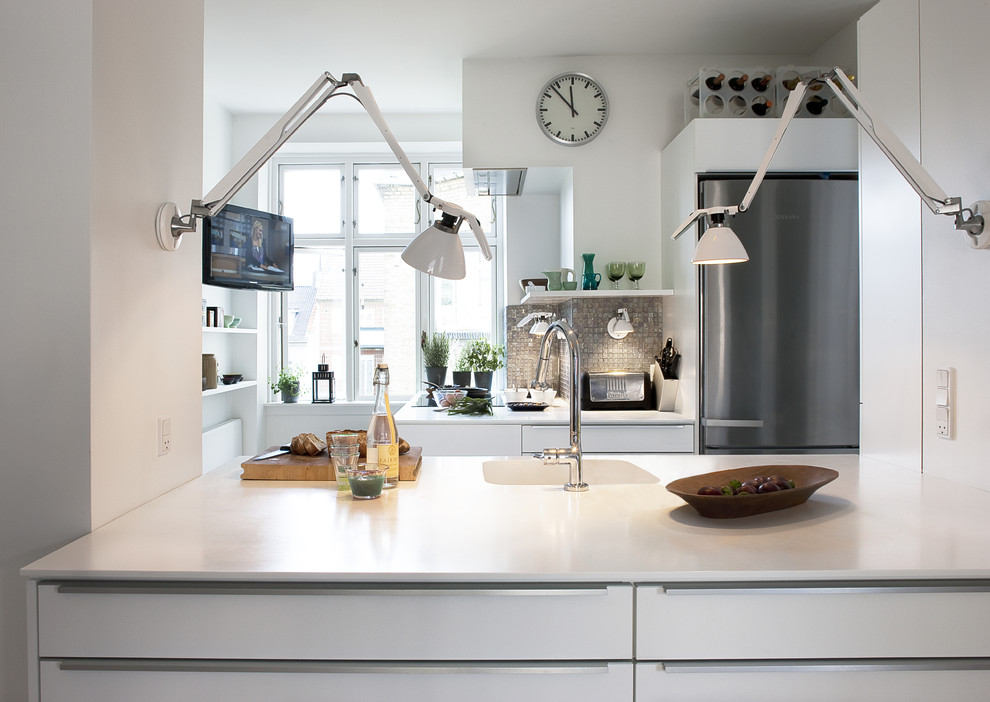 Minimalist kitchen photo in Copenhagen