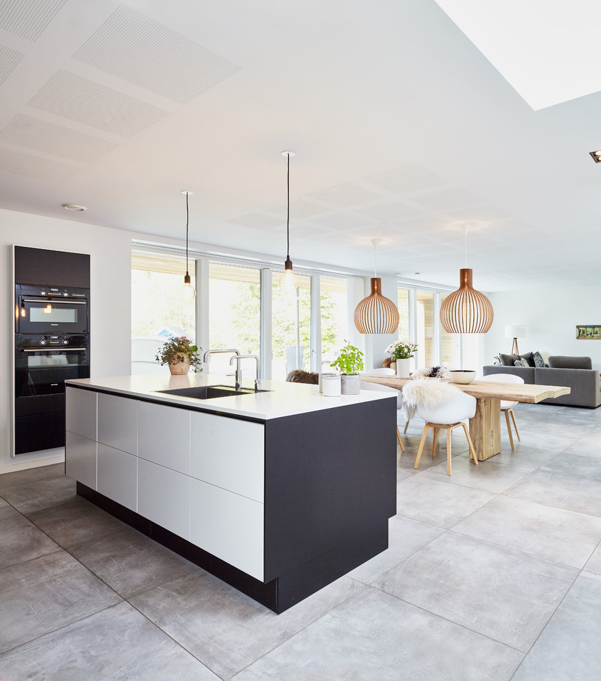 Immagine di una grande cucina minimalista con pavimento grigio