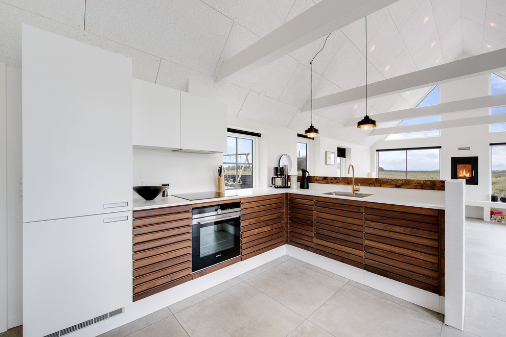 Стильный дизайн: большая кухня-гостиная в скандинавском стиле с темными деревянными фасадами, столешницей из кварцита и белым фартуком - последний тренд