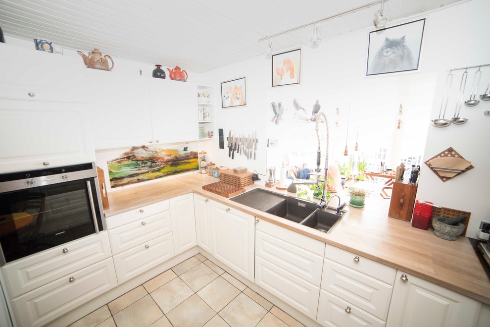 Example of a minimalist kitchen design in Copenhagen