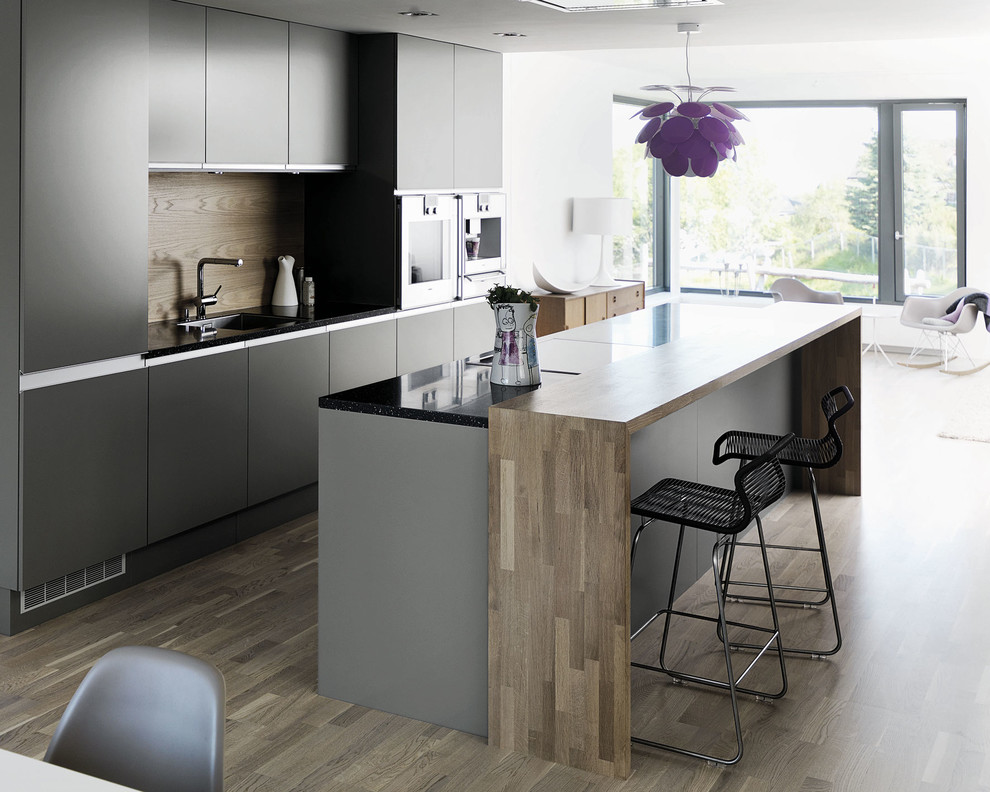 Inspiration for a modern kitchen remodel in Aarhus